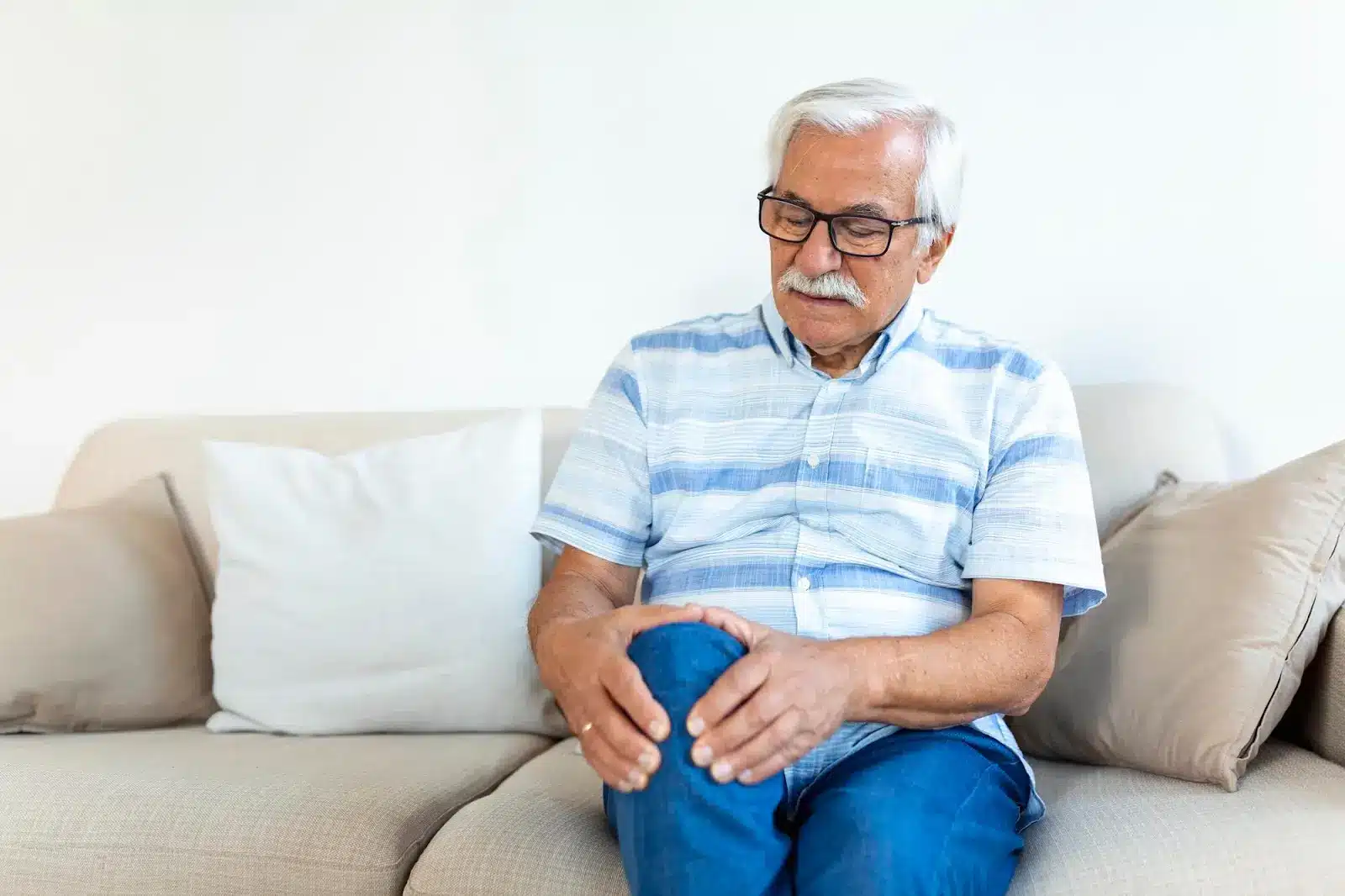 Person with knee pain.

