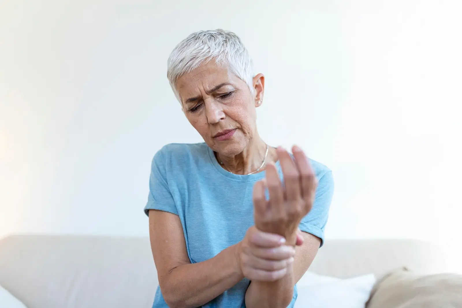 Person with hand pain. 
