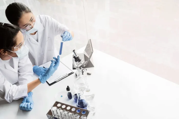People in lab.